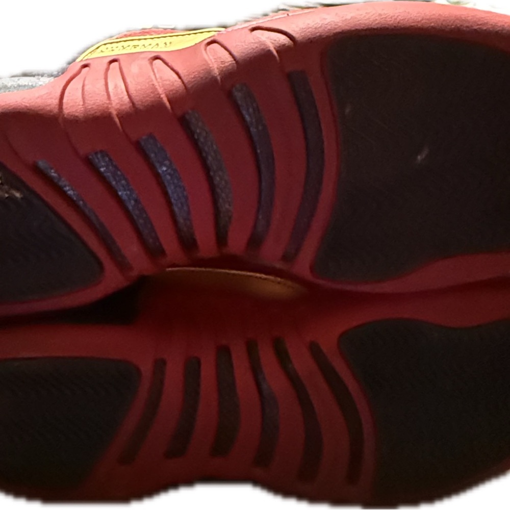 Jordan retro Black and Red Sneakers - Picture 5 of 5